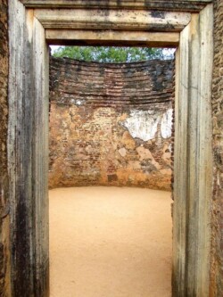 Sri Lanka hram - biblioteka - kralj - polonaruva - kraljevstvo - budisti - hinduisti - monasi