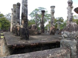 Sri Lanka - hram - biblioteka - kralj - polonaruva - kraljevstvo - budisti - hinduisti - monasi