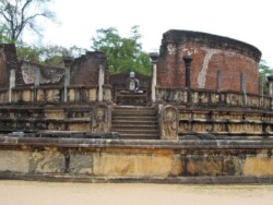 Sri Lanka - hram - biblioteka - kralj - polonaruva - kraljevstvo - budisti - hinduisti - monasi