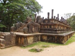 Sri Lanka - hram - biblioteka - kralj - polonaruva - kraljevstvo - budisti - hinduisti - monasi