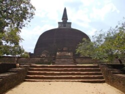 Sri Lanka - hram - biblioteka - kralj - polonaruva - kraljevstvo - budisti - hinduisti - monasi - stupe