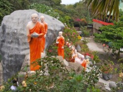 Sri Lanka - hram - dambula - pecine - biblioteka - kralj - polonaruva - kraljevstvo - budisti - hinduisti - monasi
