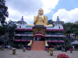 Sri Lanka - hram - biblioteka - kralj - polonaruva - kraljevstvo - budisti - hinduisti - monasi - dambula - pecine - bude - statue - molitva