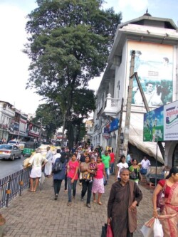 Sri Lanka - - kendi - kandy - grad - centar - suma - botanicka basta - ljudi - stanovnistvo - budin zub - hram -