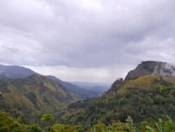Sri Lanka - planinska regija - planine - proplanci - vodopadi - vozovi - pogled - oblaci - kisa - lepo - pogled - priroda - vrhovi - cajevi - caj - plantaze -