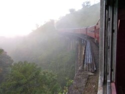 Sri Lanka planinska regija - planine - proplanci - vodopadi - vozovi - pogled - oblaci - kisa - lepo - pogled - priroda - vrhovi - cajevi - caj - plantaze -