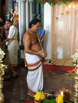 svestenik-batu-caves-malezija